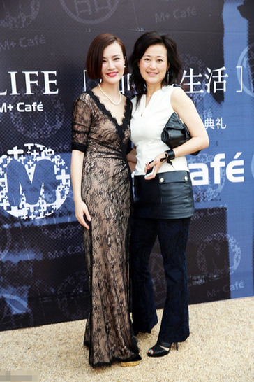 丁瑋為前貴州貪官閻建宏的兒媳婦，東窗事發(fā)時攜巨額遠逃美國創(chuàng)立珠寶品牌歐致寶，與薛蠻子在美國相識，后嫁予薛蠻子，成為薛蠻子的第二任妻子。