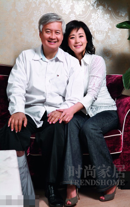 龍虎娛樂訊 丁瑋為前貴州貪官閻建宏的兒媳婦，東窗事發(fā)時攜巨額遠(yuǎn)逃美國創(chuàng)立珠寶品牌歐致寶，與薛蠻子在美國相識，后嫁予薛蠻子，成為薛蠻子的第二任妻子。