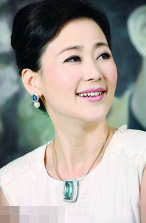 丁瑋為前貴州貪官閻建宏的兒媳婦，東窗事發(fā)時攜巨額遠逃美國創(chuàng)立珠寶品牌歐致寶，與薛蠻子在美國相識，后嫁予薛蠻子，成為薛蠻子的第二任妻子。