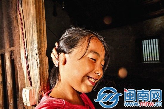 寶燕耳朵的缺陷，被同學(xué)笑過，但她在鏡頭前卻大方拉開頭發(fā)