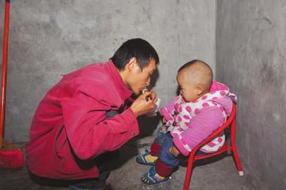 詹圓圓出門(mén)前給兒子喂飯。