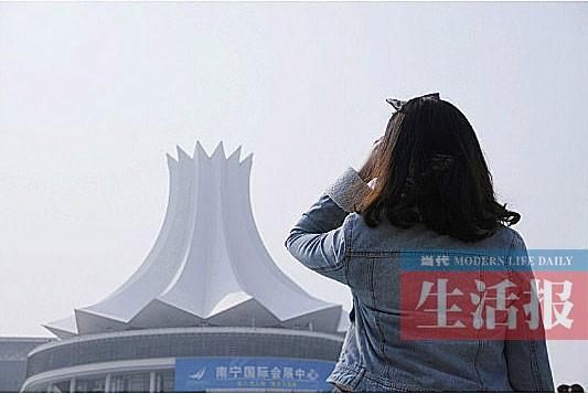 大四女生發(fā)背影照征男友過元旦 網友:女神請轉身