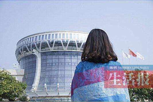 大四女生發(fā)背影照征男友過元旦 網友:女神請轉身