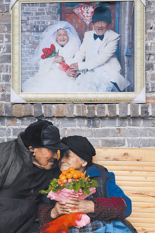 103歲的吳從漢和105歲的妻子吳宋氏說悄悄話。