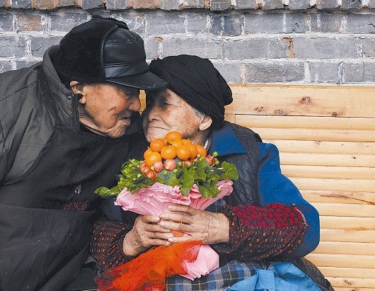 103歲的吳從漢和105歲的妻子吳宋氏說悄悄話。