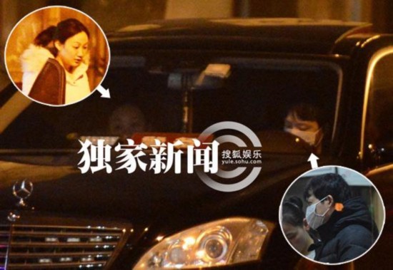 說到王力宏，不得不提李云迪。而李云迪的戀情也處在穩(wěn)定甜蜜狀態(tài)。李云迪與王力宏同天公布女友被傳為佳話，可歌可泣的是兩人的女友是校友，好神奇。李云迪宣稱女友田霏畢業(yè)于哥倫比亞大學，但網(wǎng)友發(fā)現(xiàn)田霏所在巴納德學院是三流學校。