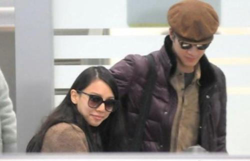 王力宏自從自曝結(jié)婚之后，真是與小嬌妻寸步不離，到哪都把老婆帶在身邊，“二嫂”李靚蕾也總是亦步亦趨，跟隨左右。
