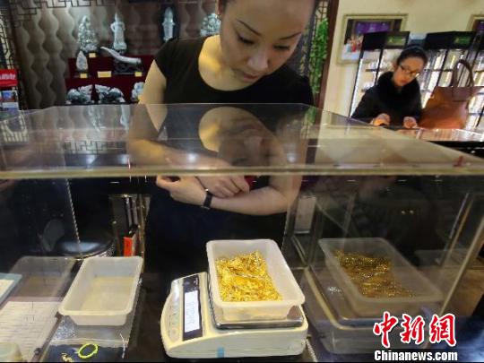 金店工作人員正在稱重?！堅啤z