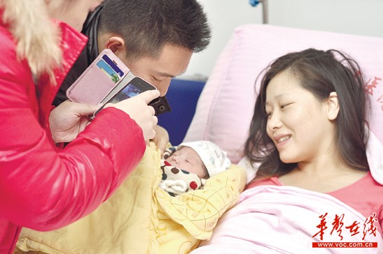 2月26日，雷超超順利生下一子，親人第一時間拍下合影，隨后她傳上微博與粉絲分享喜悅。記者唐俊攝