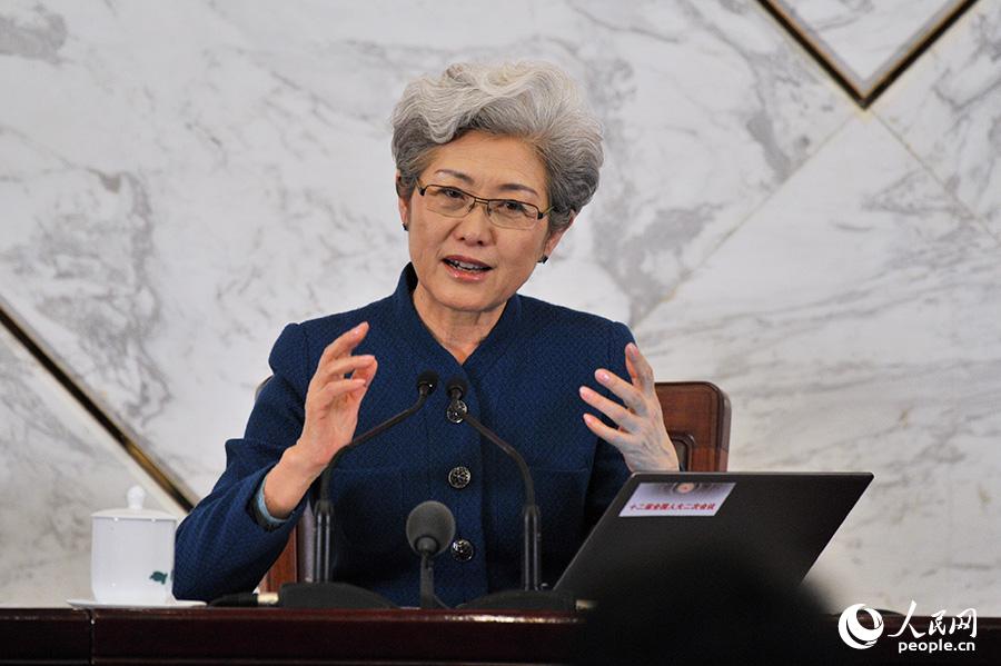全國人大會議女發(fā)言人傅瑩。人民網(wǎng)記者 于凱 攝影