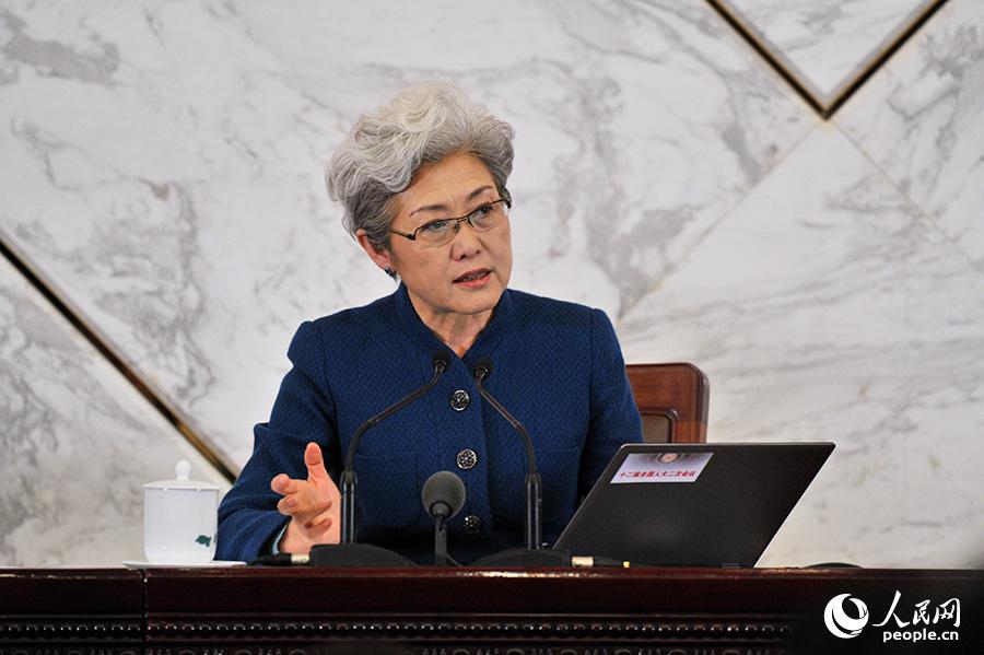 全國人大會議女發(fā)言人傅瑩。人民網(wǎng)記者 于凱 攝影