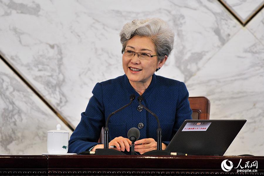全國人大會議女發(fā)言人傅瑩。人民網(wǎng)記者 于凱 攝影