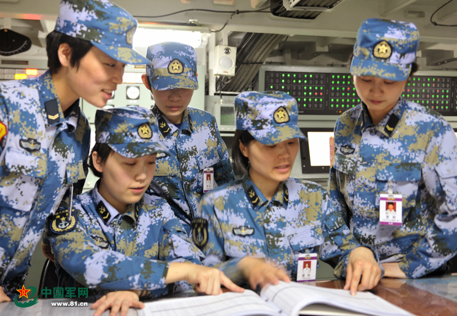 遼寧艦女艦員共同學(xué)習(xí)專業(yè)知識。本網(wǎng)通訊員 王松岐 攝