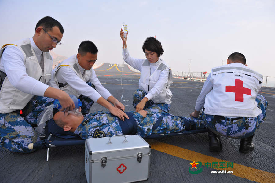遼寧艦女艦員任穎琦參加戰(zhàn)傷救護演練。本網(wǎng)通訊員 張凱 攝