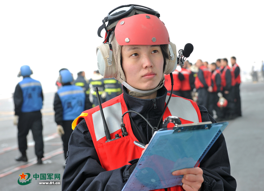 彈藥女艦員登記撤收訓(xùn)練彈藥。本網(wǎng)通訊員 王松岐 攝