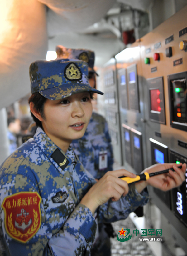 電工女艦員檢查設(shè)備。本網(wǎng)通訊員 王松岐 攝
