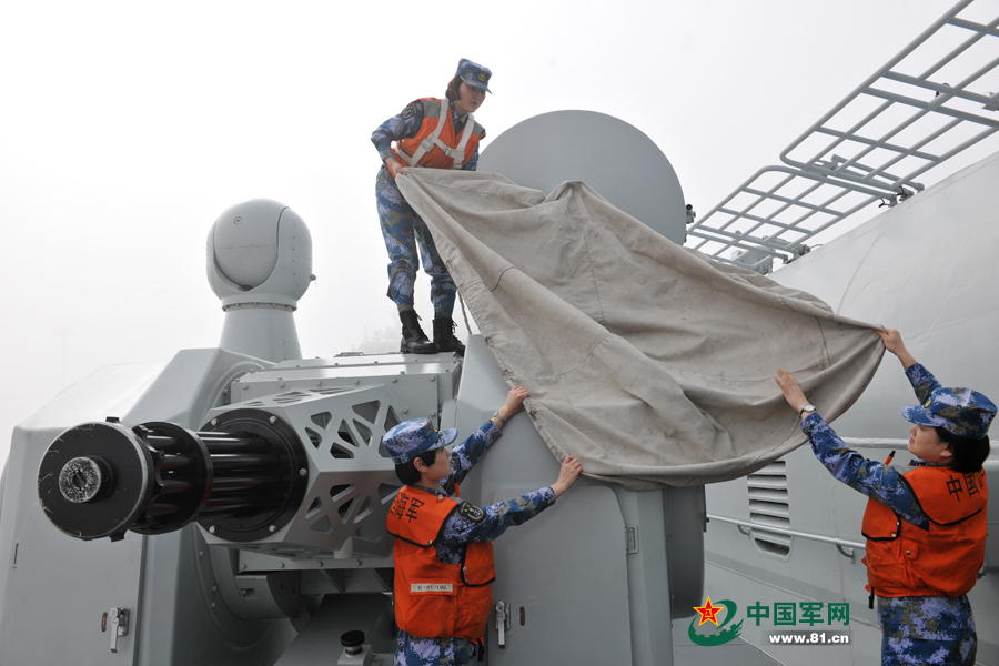 女艦員在維護裝備。本網(wǎng)通訊員 王松岐 攝