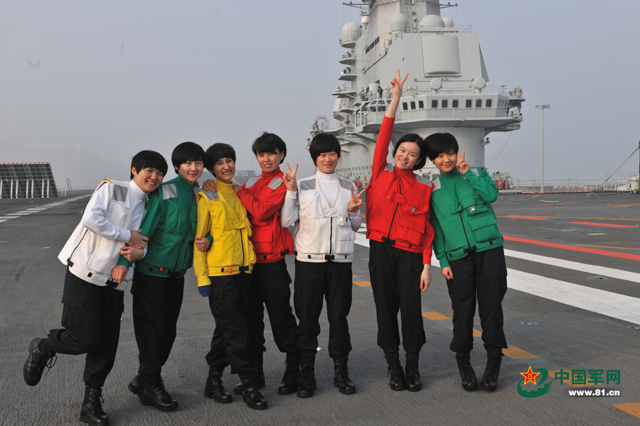 下班后歡樂的“彩虹女艦員”。本網(wǎng)通訊員 王松岐 攝