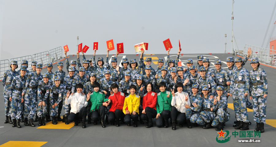 獲獎多多的三八紅旗手女艦員群體合影。本網(wǎng)通訊員 王松岐 攝