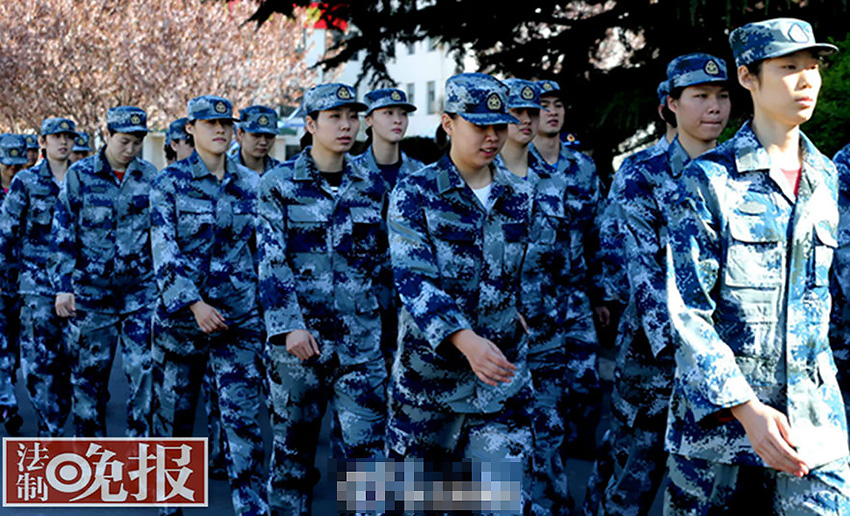 圖為女排姑娘在空軍訓(xùn)練基地進行軍訓(xùn)。