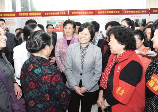 4月16日，沈躍躍在武漢市百步亭社區(qū)調(diào)研時，與社區(qū)志愿者親切交談。記者 楊睿 攝