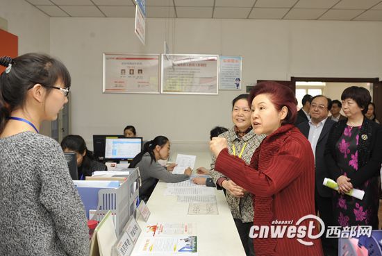 孟曉駟了解社區(qū)“婦女之家”工作的創(chuàng)建情況。