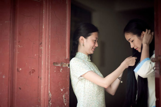 ?；ó厴I(yè)照顯民國范兒 復(fù)古長裙麻花辮(圖)