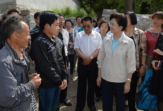 宋秀巖在白石口村深入農(nóng)戶慰問貧困兒童，了解孩子學(xué)習(xí)生活情況，鼓勵(lì)孩子自強(qiáng)奮進(jìn)。記者 徐建軍 攝