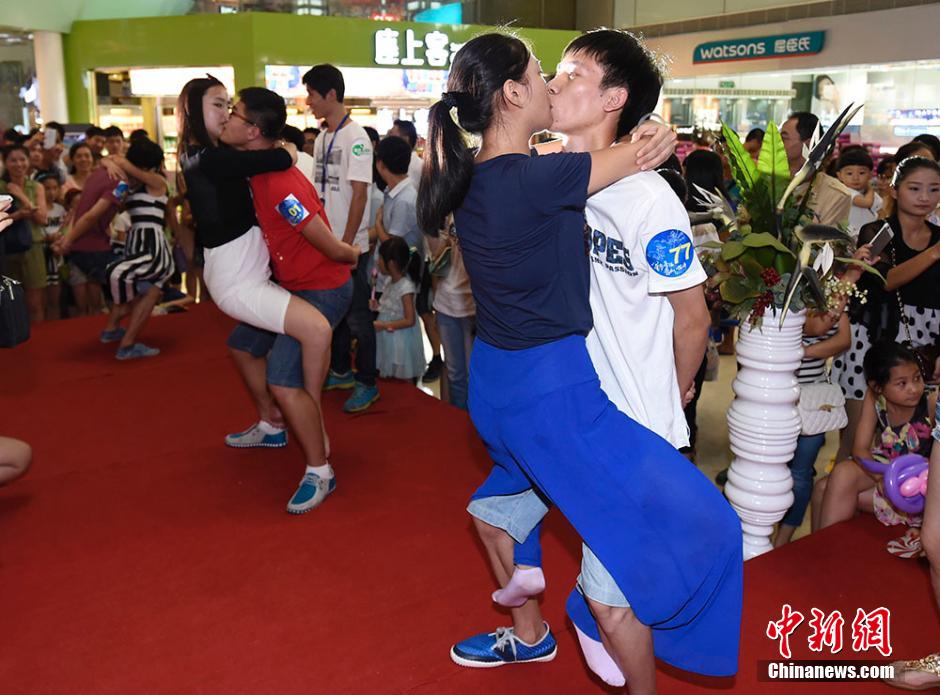 亮瞎！南京舉辦接吻大賽 情侶各顯“高招”