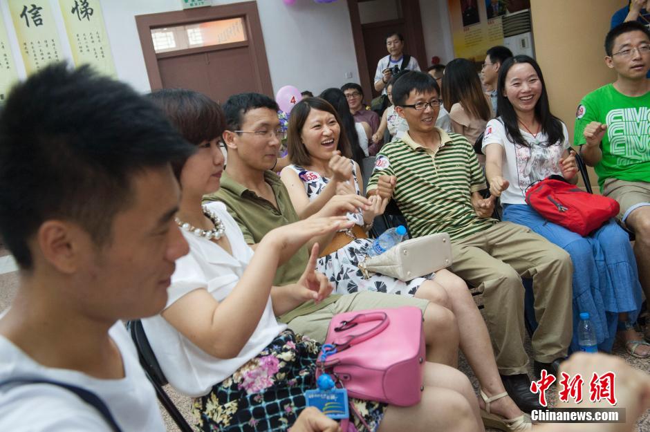 亮瞎！南京舉辦接吻大賽 情侶各顯“高招”