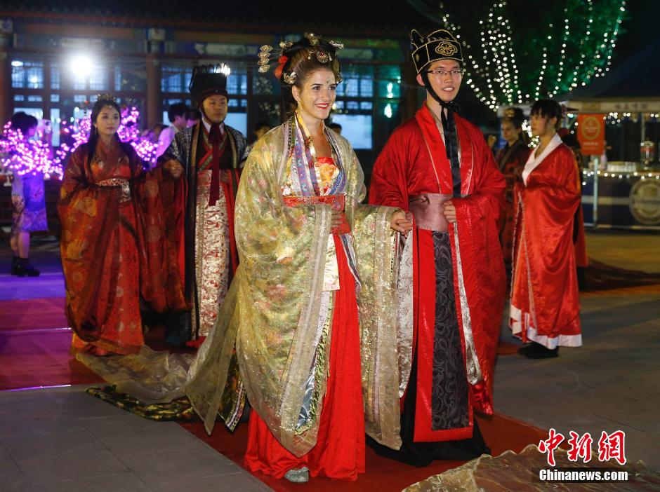 亮瞎！南京舉辦接吻大賽 情侶各顯“高招”