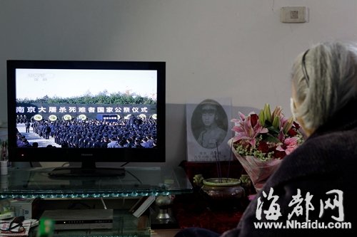 塵封77年的愛(ài)情：國(guó)家公祭日直播為丈夫點(diǎn)香祭奠