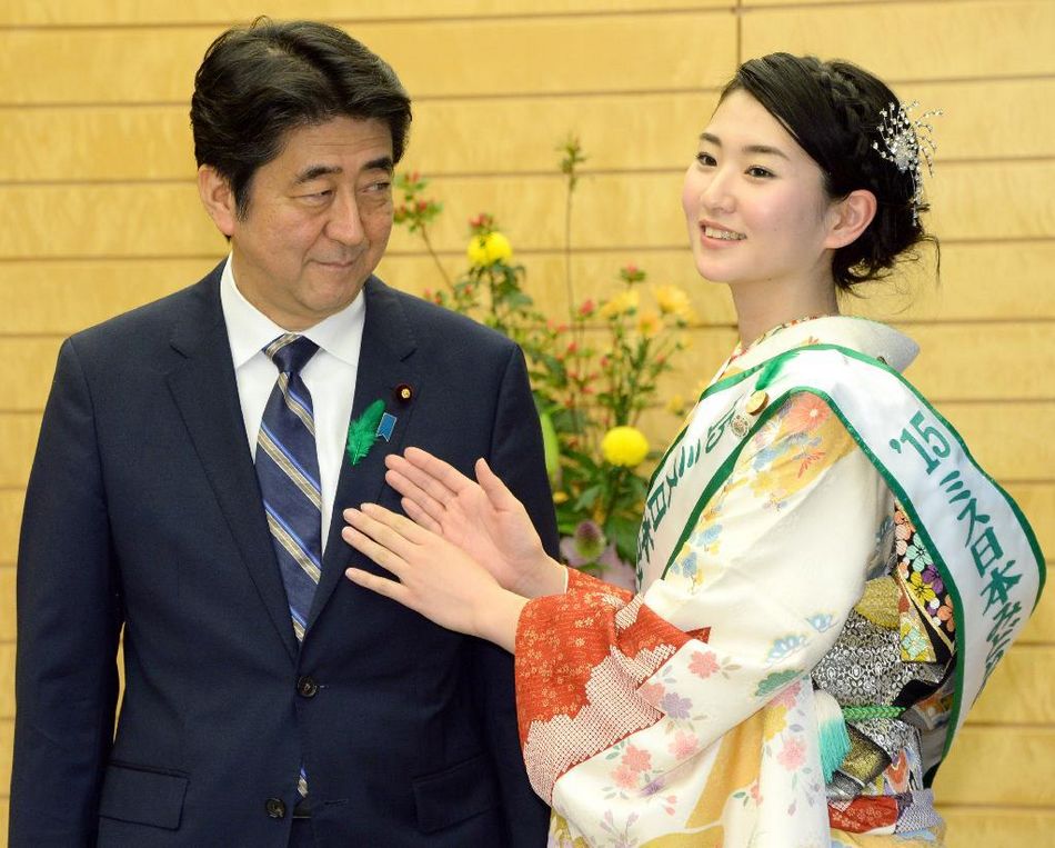 安倍接見日本櫻花女王、綠色女神