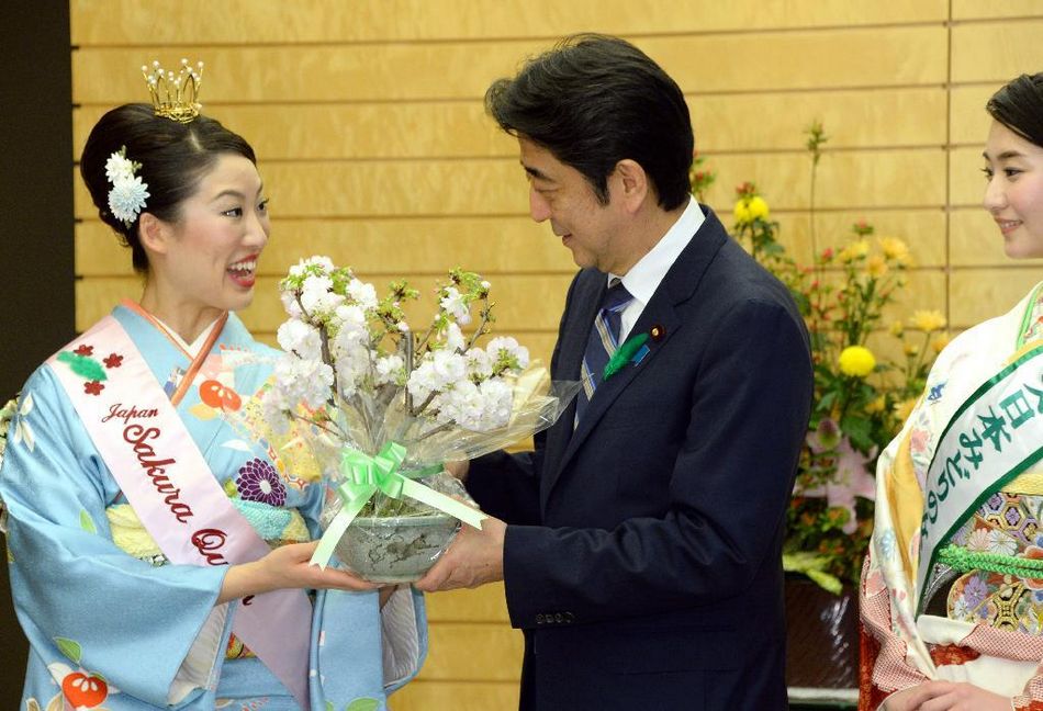 安倍接見日本櫻花女王、綠色女神