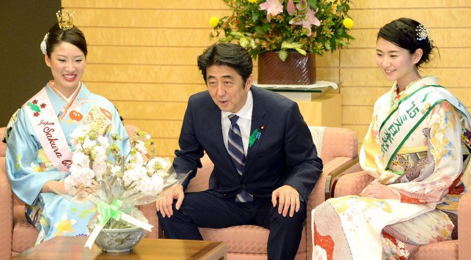 安倍接見日本櫻花女王、綠色女神