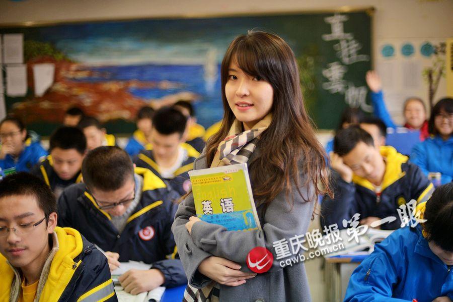近日，這樣一條微博在網(wǎng)上流傳甚廣：“重慶八中有個(gè)最美英語(yǔ)老師，酷似周慧敏，北京林業(yè)大學(xué)畢業(yè)，愛(ài)自拍，愛(ài)唱歌，接地氣。在朋友圈發(fā)照片，秒回點(diǎn)贊者眾多，還有一些同學(xué)想對(duì)她說(shuō)，大家都想回八中復(fù)讀了！”據(jù)了解，這位老師名叫范家璐，1992年出生，高中曾就讀于重慶八中。