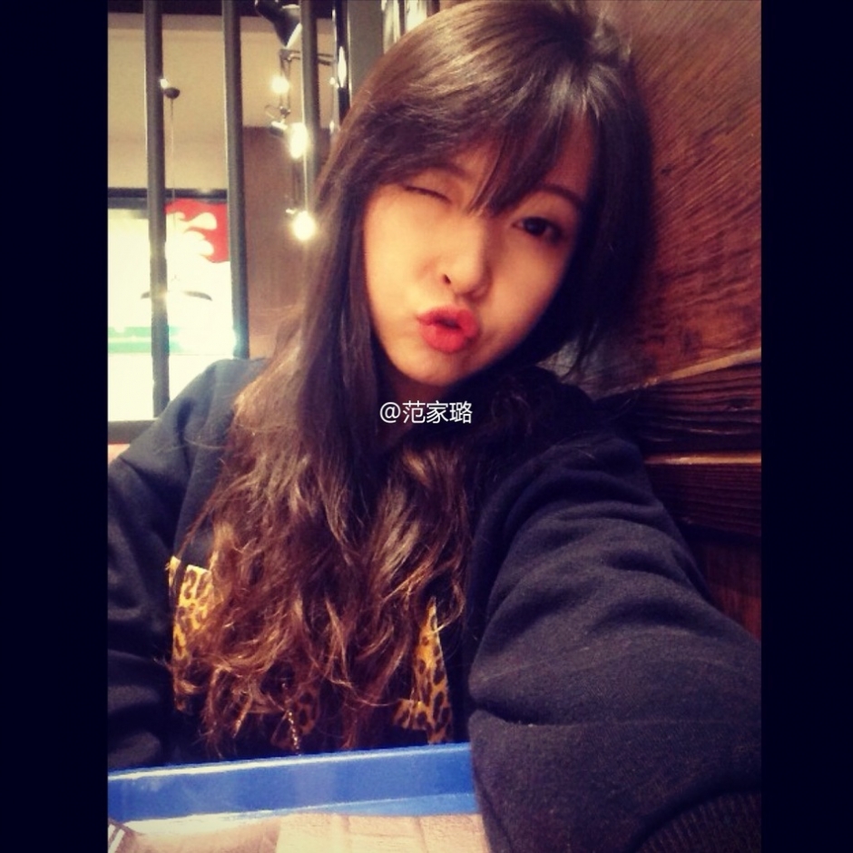 近日，這樣一條微博在網(wǎng)上流傳甚廣：“重慶八中有個(gè)最美英語(yǔ)老師，酷似周慧敏，北京林業(yè)大學(xué)畢業(yè)，愛(ài)自拍，愛(ài)唱歌，接地氣。在朋友圈發(fā)照片，秒回點(diǎn)贊者眾多，還有一些同學(xué)想對(duì)她說(shuō)，大家都想回八中復(fù)讀了！”據(jù)了解，這位老師名叫范家璐，1992年出生，高中曾就讀于重慶八中。