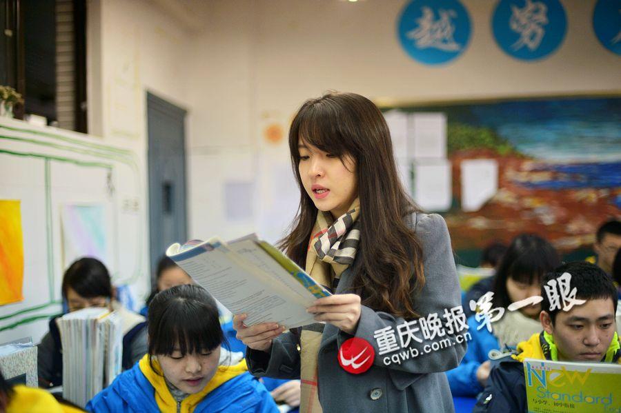 近日，這樣一條微博在網(wǎng)上流傳甚廣：“重慶八中有個(gè)最美英語(yǔ)老師，酷似周慧敏，北京林業(yè)大學(xué)畢業(yè)，愛(ài)自拍，愛(ài)唱歌，接地氣。在朋友圈發(fā)照片，秒回點(diǎn)贊者眾多，還有一些同學(xué)想對(duì)她說(shuō)，大家都想回八中復(fù)讀了！”據(jù)了解，這位老師名叫范家璐，1992年出生，高中曾就讀于重慶八中。