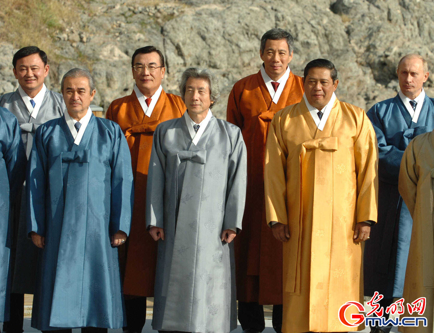 最炫民族風(fēng)！盤點歷年APEC峰會領(lǐng)導(dǎo)人特色服裝秀
