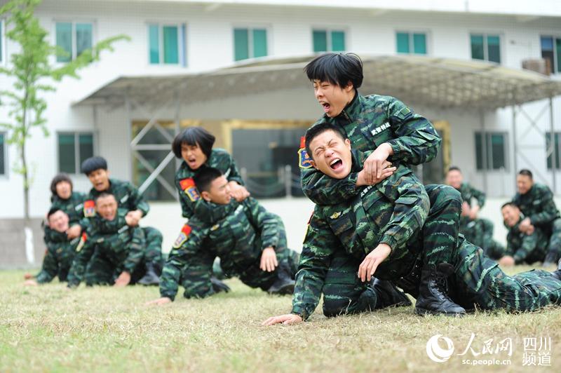 頂摔鎖喉展巾幗國風(fēng)采。（圖片由四川武警涼山支提供）