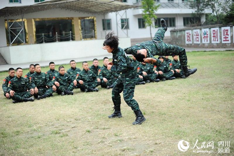 女子特警隊老兵在進(jìn)行擒敵訓(xùn)練。（圖片由四川武警涼山支提供）