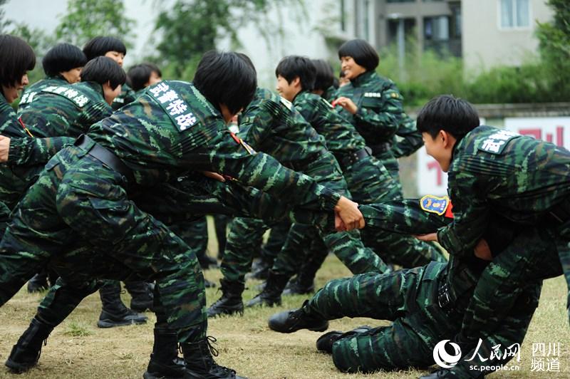 即將退伍的女兵們，訓(xùn)練場上玩的很開心。（圖片由四川武警涼山支提供）