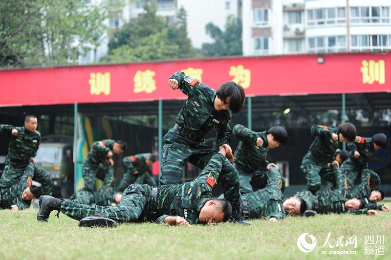 女子特種兵招招制敵。（圖片由四川武警涼山支提供）