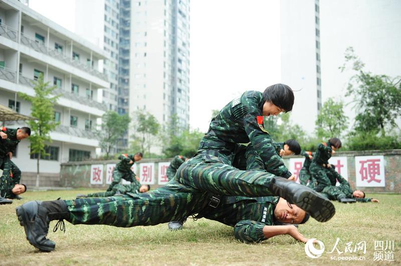 四川總隊女子特警隊老兵正在進(jìn)行擒敵訓(xùn)練。（圖片由四川武警涼山支提供）