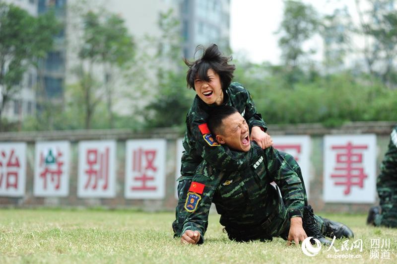 四川總隊女子特警隊老兵在進(jìn)行擒敵訓(xùn)練。（圖片由四川武警涼山支提供）