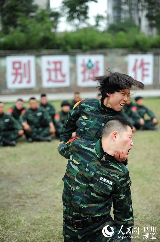 武警四川總隊女子特警隊老兵最后一次進(jìn)行擒敵訓(xùn)練。（圖片由四川武警涼山支提供）