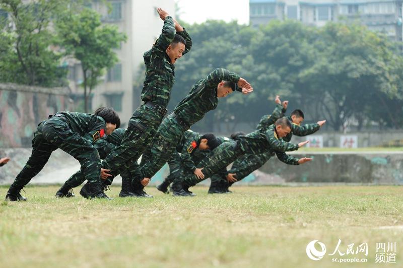 訓(xùn)練場上，與男兵一比高低。（圖片由四川武警涼山支提供）