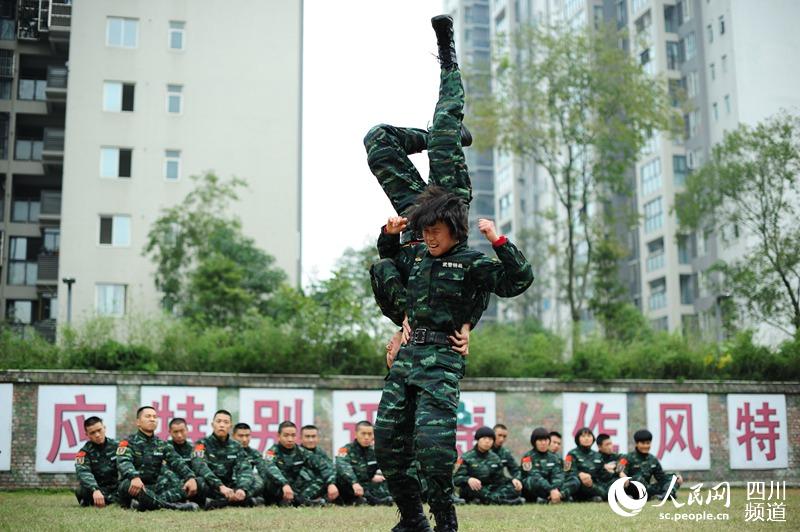訓(xùn)練場上的警營女兵。（圖片由四川武警涼山支提供）