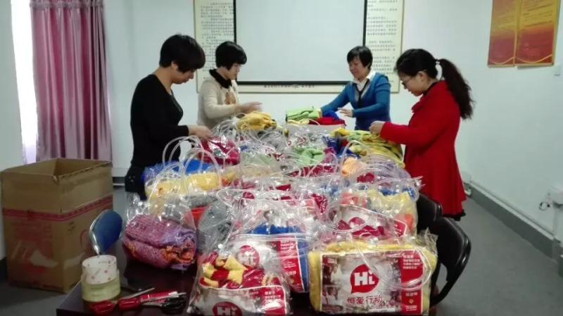 福州200多件愛(ài)心毛衣發(fā)往新疆 為貧困兒童送溫暖