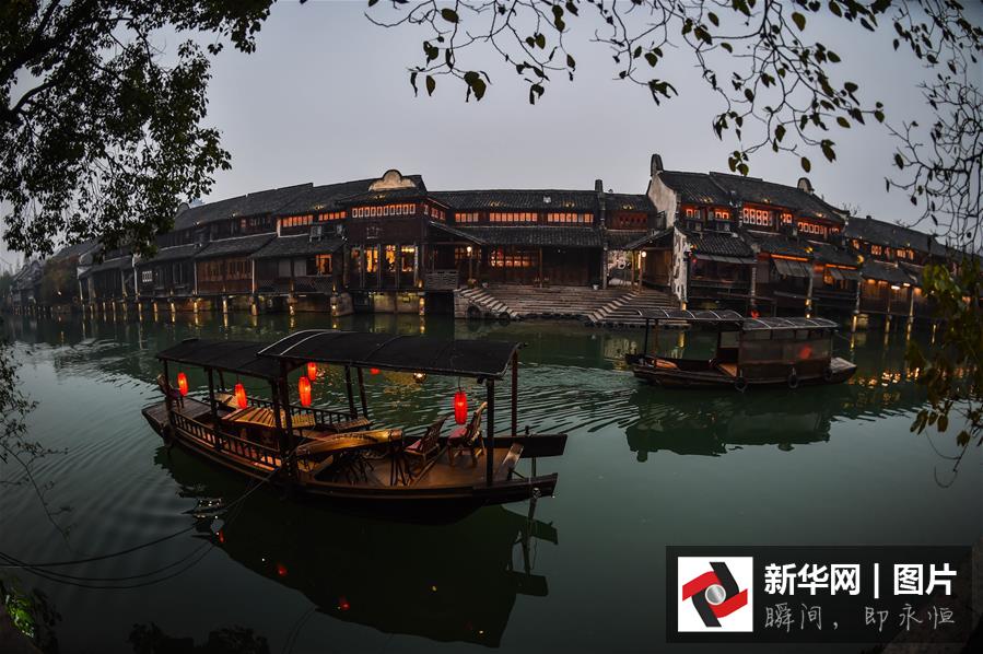 12月15日，烏鎮(zhèn)西柵呈現(xiàn)美麗的夜色。